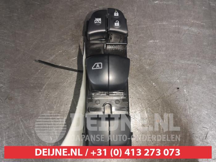 Usados Interruptor combinado de ventanillas Nissan Leaf (ZE1) 39/40kWh Precio € 75,00 Norma de margen ofrecido por V.Deijne Jap.Auto-onderdelen BV