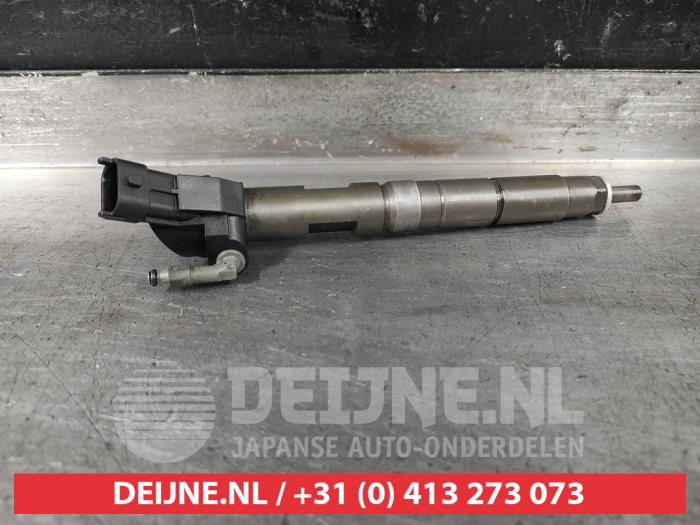 Injector (diesel) from a Toyota Auris Touring Sports (E18) 1.4 D-4D-F 16V 2013