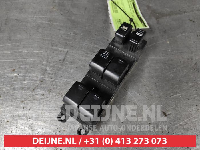 Usados Interruptor combinado de ventanillas Nissan Murano (Z50) 3.5 V6 24V 4x4 Precio € 50,00 Norma de margen ofrecido por V.Deijne Jap.Auto-onderdelen BV