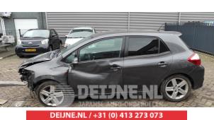 Używane Szyba drzwi lewych tylnych wersja 4-drzwiowa Toyota Auris (E15) 1.6 Dual VVT-i 16V Cena € 25,00 Procedura marży oferowane przez V.Deijne Jap.Auto-onderdelen BV