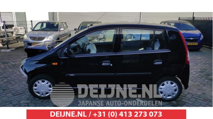Usados Ventanilla triangular izquierda detrás Daihatsu Cuore (L251/271/276) 1.0 12V DVVT Precio € 35,00 Norma de margen ofrecido por V.Deijne Jap.Auto-onderdelen BV