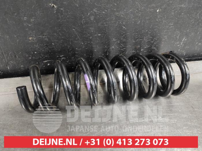 Front spring screw from a Toyota Hilux VI 2.4 D4D-F 16V 4x4 2021