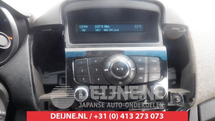 Radiobedienfeld van een Daewoo Cruze 2.0 D 16V 2010