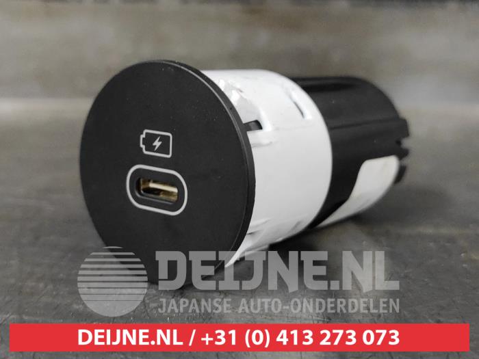 Używane Wtyczka USB Kia EV6 (CV) 77.4 kWh RWD Cena na żądanie oferowane przez V.Deijne Jap.Auto-onderdelen BV