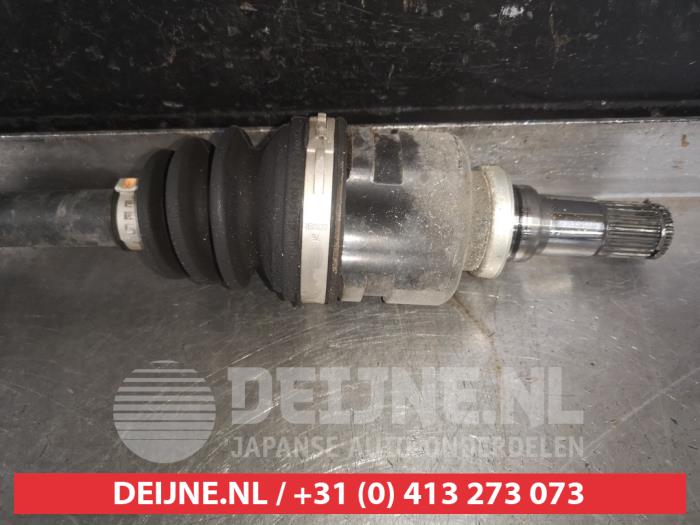 Front drive shaft, right from a Toyota Yaris III (P13) 1.33 16V Dual VVT-I 2016