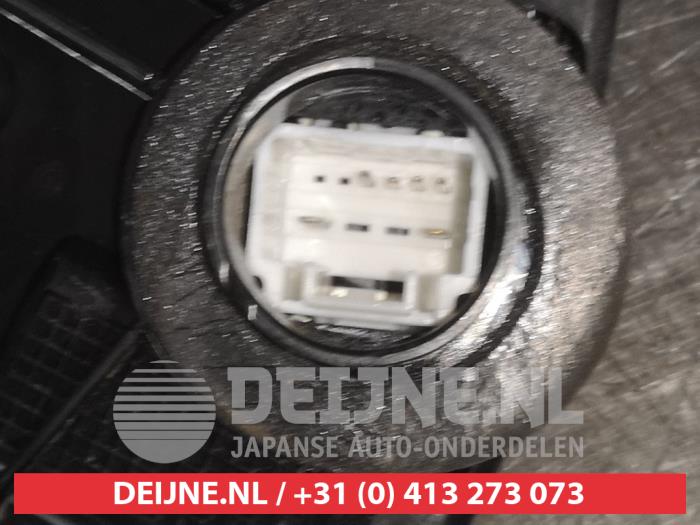 Türschlossmechanik 4-türig links vorne van een Lexus CT 200h 1.8 16V 2015