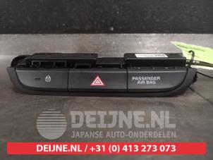 Used Panic lighting switch Kia Ceed Sportswagon (CDF) 1.6 CRDi 16V 115 Eco-Dynamics+ Price on request offered by V.Deijne Jap.Auto-onderdelen BV