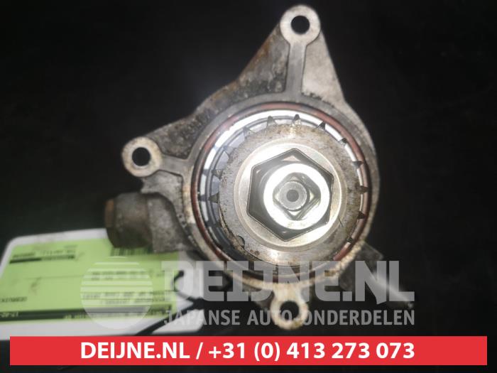 Vacuum pump (diesel) from a Nissan NP 300 (D22SS) 2.5 dCi 16V 4x4 2010