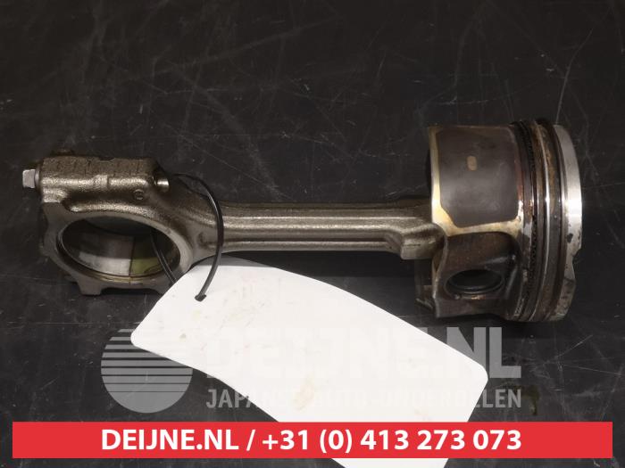 Kolben van een Nissan Qashqai (J11) 1.3 DIG-T 140 16V 2020
