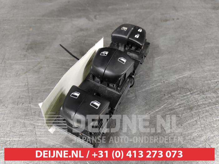 Multi-functional window switch from a Nissan Micra (K14) 1.0 IG-T 100 2020