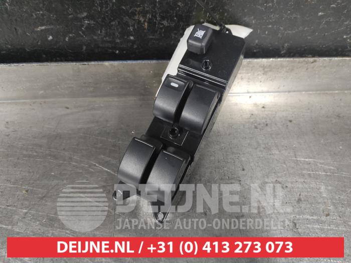Usados Interruptor combinado de ventanillas Mitsubishi L-200 (KA/KB) 2.5 DI-D 4x4 Precio € 50,00 Norma de margen ofrecido por V.Deijne Jap.Auto-onderdelen BV