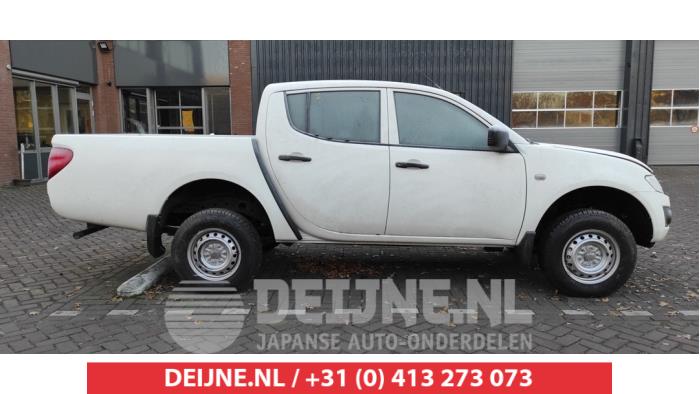 Usados Ventanilla triangular derecha detrás Mitsubishi L-200 (KA/KB) 2.5 DI-D 4x4 Precio € 35,00 Norma de margen ofrecido por V.Deijne Jap.Auto-onderdelen BV