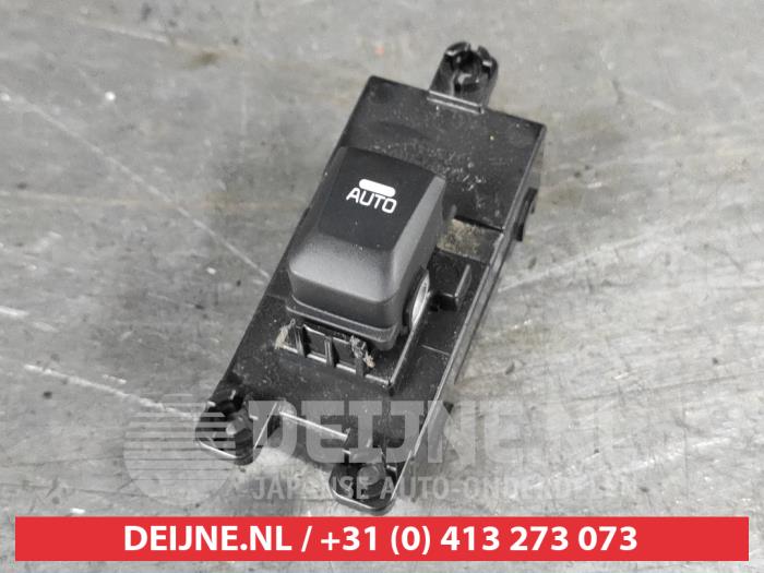 Usados Interruptor de ventanilla eléctrica Kia Cee'd Sportswagon (JDC5) 1.6 GDI 16V Precio € 20,00 Norma de margen ofrecido por V.Deijne Jap.Auto-onderdelen BV