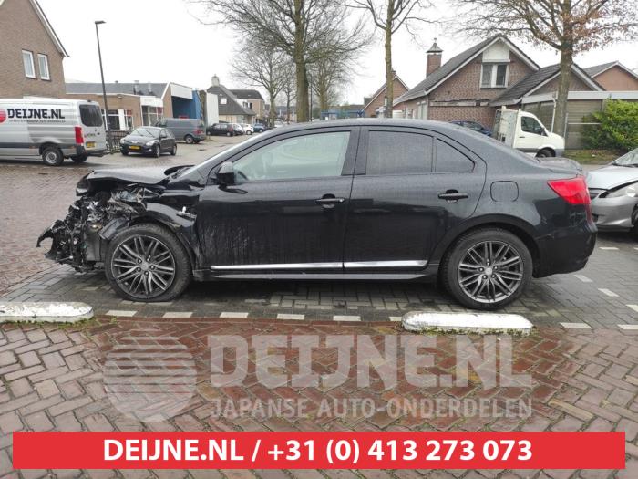 Usados Ventanilla triangular izquierda detrás Suzuki Kizashi (FRE/FRF) 2.4 16V Precio € 35,00 Norma de margen ofrecido por V.Deijne Jap.Auto-onderdelen BV