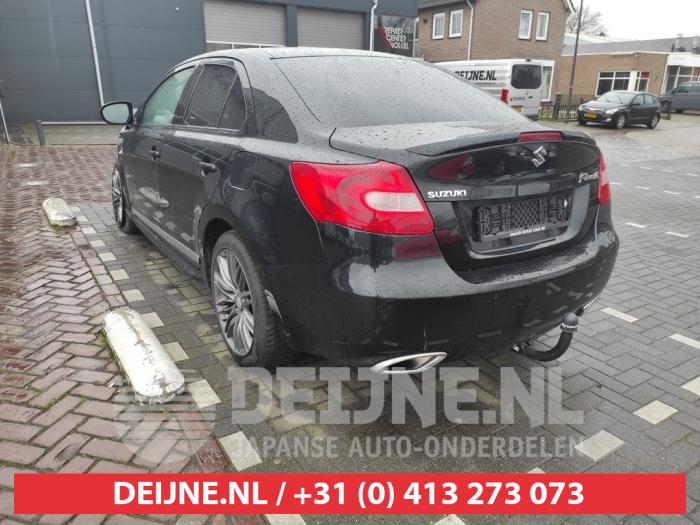 Używane Tylna klapa Suzuki Kizashi (FRE/FRF) 2.4 16V Cena € 125,00 Procedura marży oferowane przez V.Deijne Jap.Auto-onderdelen BV