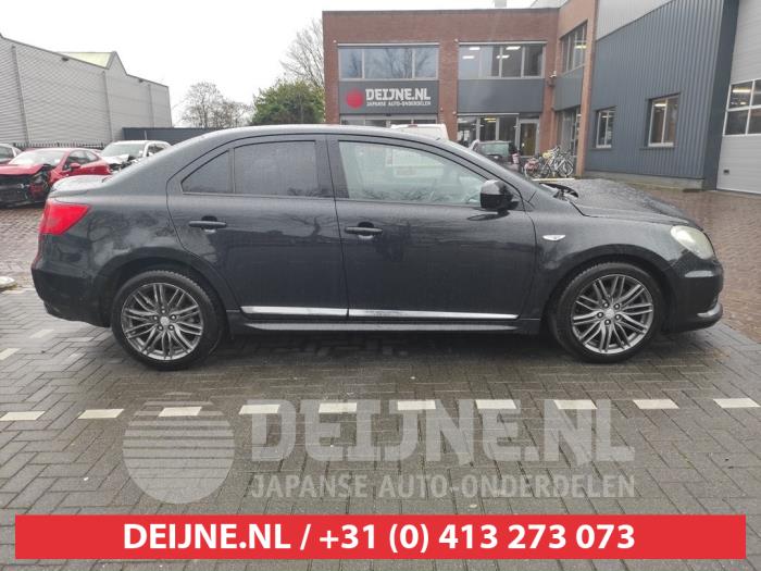 Usados Ventanilla triangular derecha detrás Suzuki Kizashi (FRE/FRF) 2.4 16V Precio € 35,00 Norma de margen ofrecido por V.Deijne Jap.Auto-onderdelen BV