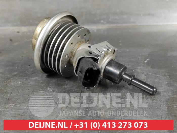 Usados Inyector Adblue Mazda CX-5 II (KF) 2.2 SkyActiv-D 150 16V 2WD Precio € 100,00 Norma de margen ofrecido por V.Deijne Jap.Auto-onderdelen BV