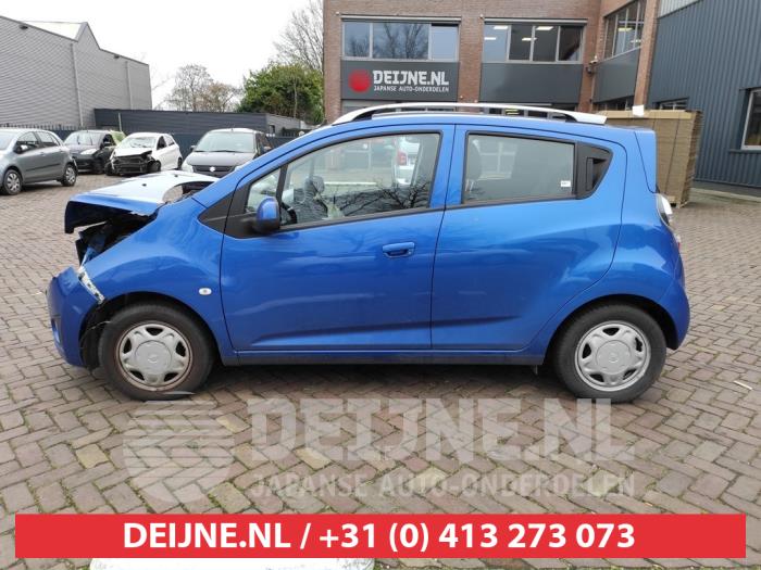 Usados Ventanilla triangular izquierda delante Chevrolet Spark (M300) 1.0 16V Bifuel Precio € 35,00 Norma de margen ofrecido por V.Deijne Jap.Auto-onderdelen BV