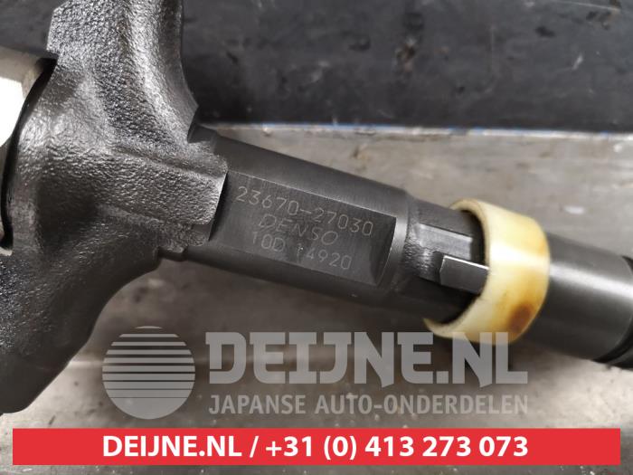 Injector (diesel) from a Toyota Avensis Verso (M20) 2.0 D-4D 16V 2003