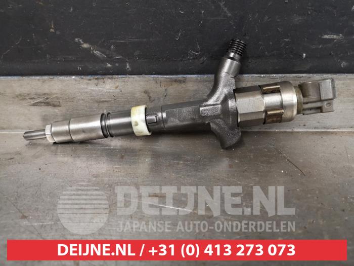 Injector (diesel) from a Toyota Avensis Verso (M20) 2.0 D-4D 16V 2003