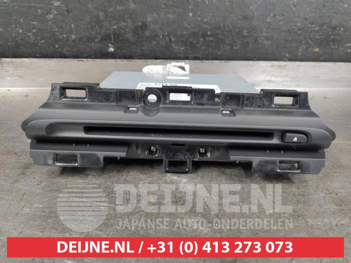 Używane Odtwarzacz CD Mazda CX-5 II (KF) 2.2 SkyActiv-D 150 16V 2WD Cena € 25,00 Procedura marży oferowane przez V.Deijne Jap.Auto-onderdelen BV