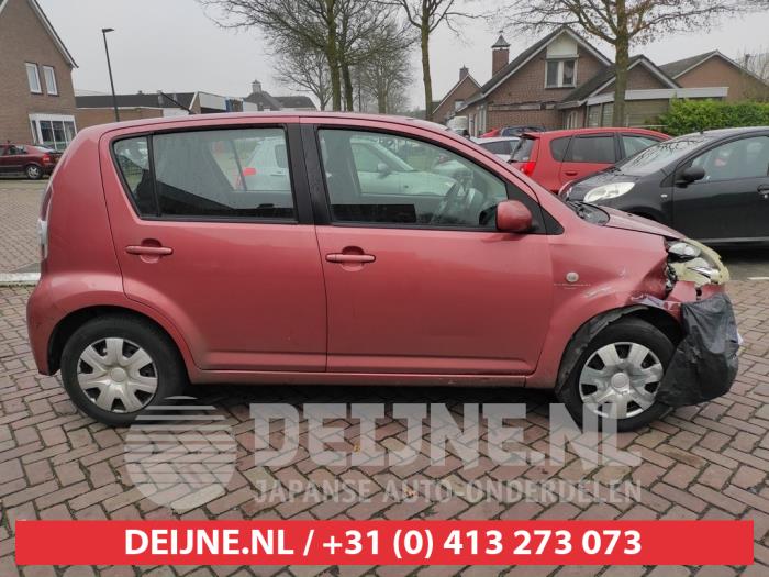 Usados Ventanilla triangular derecha detrás Daihatsu Sirion 2 (M3) 1.0 12V DVVT Precio € 35,00 Norma de margen ofrecido por V.Deijne Jap.Auto-onderdelen BV