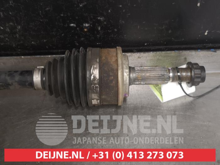 Front drive shaft, right from a Toyota Auris Touring Sports (E18) 1.8 16V Hybrid 2015