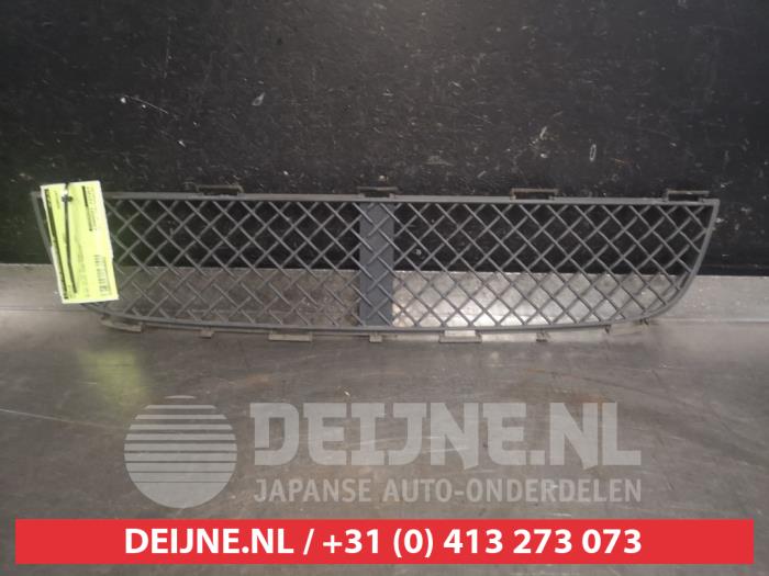 Begagnade Grill Toyota Yaris (P1) 1.5 T Sport 16V VVT-i Pris € 25,00 Marginaltabell erbjuds av V.Deijne Jap.Auto-onderdelen BV