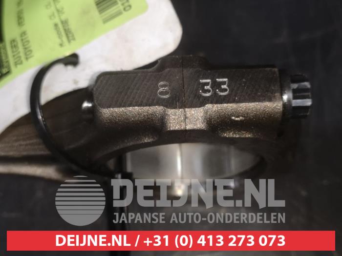 Kolben van een Toyota Verso 1.8 16V VVT-i 2012
