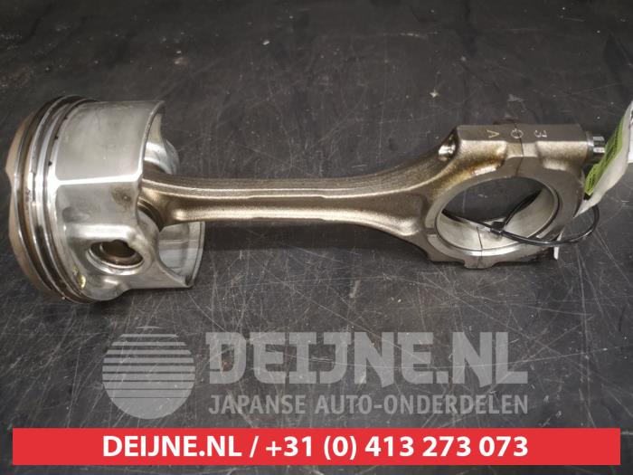 Kolben van een Toyota Verso 1.8 16V VVT-i 2012