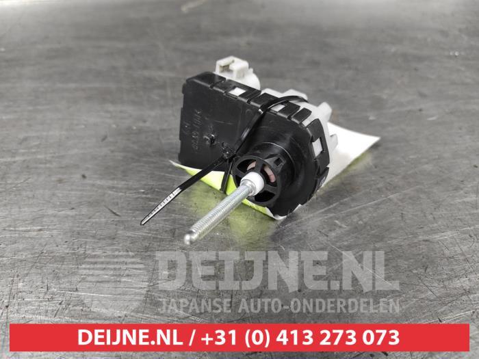 Używane Silnik reflektora Toyota Prius Plus (ZVW4) 1.8 Hybrid 16V Cena € 20,00 Procedura marży oferowane przez V.Deijne Jap.Auto-onderdelen BV