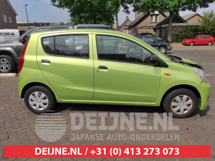 Usados Ventanilla triangular derecha detrás Daihatsu Cuore (L251/271/276) 1.0 12V DVVT Precio € 35,00 Norma de margen ofrecido por V.Deijne Jap.Auto-onderdelen BV