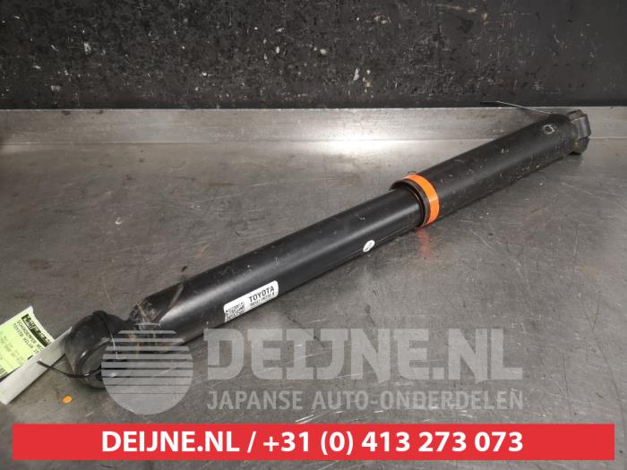 Rear shock absorber, right from a Toyota Hilux VI 2.4 D4D-F 16V 4x4 2021