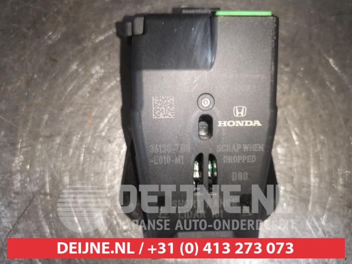 Radar sensor from a Honda Civic (FK1/2/3) 1.6 i-DTEC Advanced 16V 2015