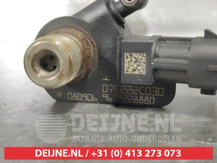 Injector (diesel) from a Mitsubishi Outlander (CW) 2.2 DI-D 16V 4x4 2009