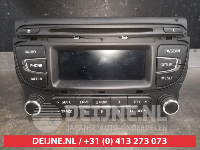 Używane Radio Kia Pro cee'd (JDB3) 1.4i 16V CVVT Cena na żądanie oferowane przez V.Deijne Jap.Auto-onderdelen BV