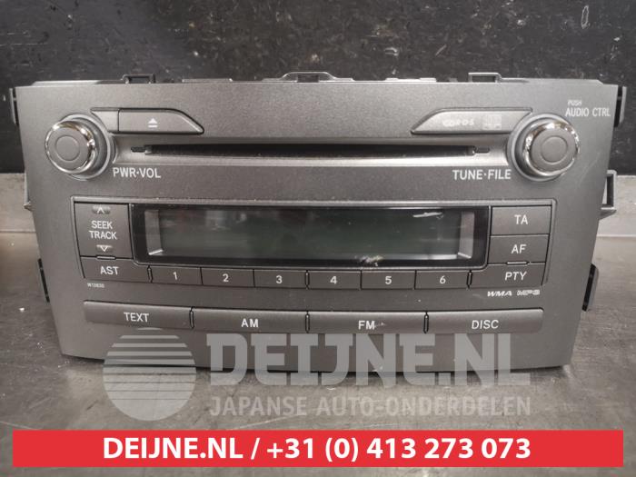 Radio van een Toyota Auris (E15) 1.6 Dual VVT-i 16V 2007