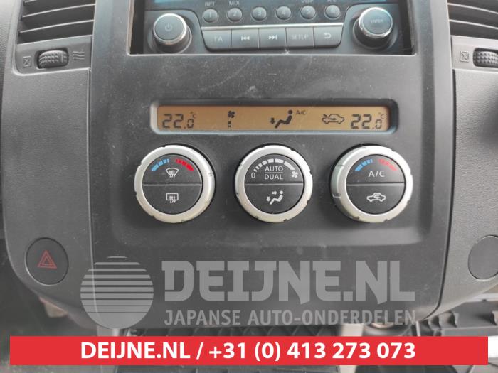 Panel de control de calefacción de un Nissan Navara (D40) 2.5 dCi 16V 4x4 2014