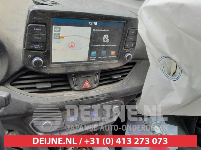Radio d'un Hyundai i30 Wagon (PDEF5) 1.0 T-GDI 12V 2019