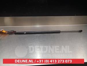 Used Rear gas strut, right Nissan Note (E11) 1.5 dCi 68 Price on request offered by V.Deijne Jap.Auto-onderdelen BV