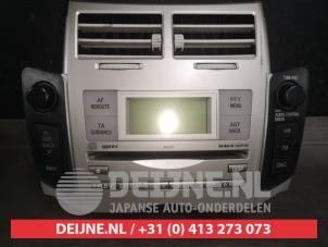 Usados Radio Toyota Yaris II (P9) 1.3 16V VVT-i Precio de solicitud ofrecido por V.Deijne Jap.Auto-onderdelen BV
