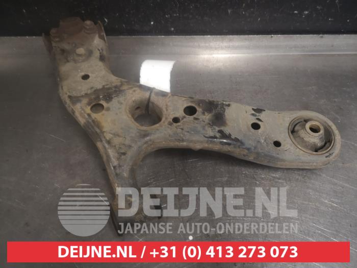 Front lower wishbone, left from a Toyota Auris (E15) 1.4 D-4D-F 16V 2008