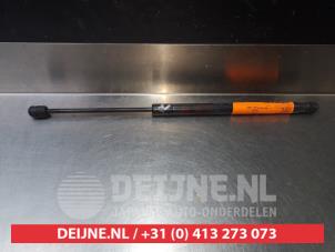 Used Rear gas strut, right Hyundai Coupe 1.6 16V Price on request offered by V.Deijne Jap.Auto-onderdelen BV
