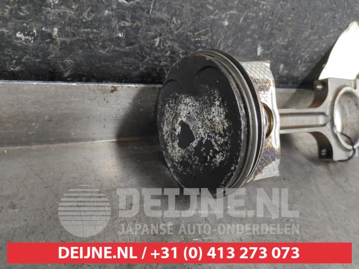Kolben van een Mazda 5 (CR19) 2.0i 16V 2009
