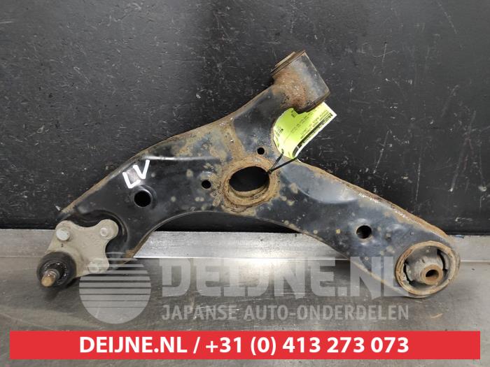 Front lower wishbone, left from a Toyota Auris (E18) 1.4 D-4D-F 16V 2017