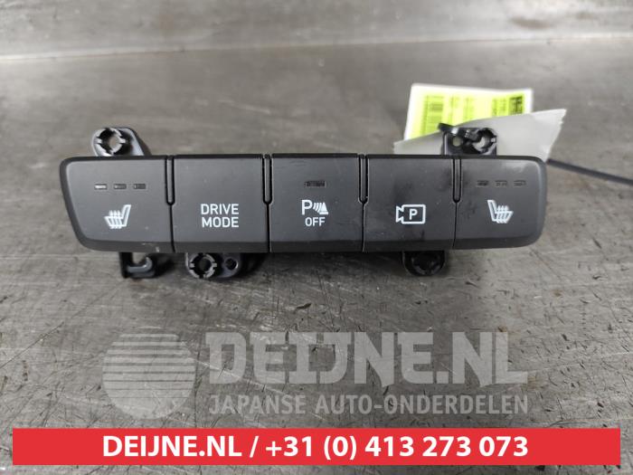 Seat heating switch from a Hyundai i20 (BC3) 1.0 T-GDI 100 12V 2021