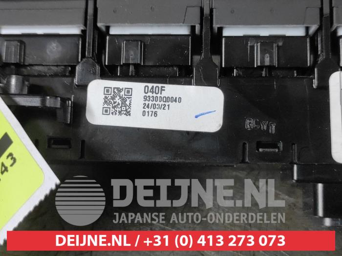 Seat heating switch from a Hyundai i20 (BC3) 1.0 T-GDI 100 12V 2021