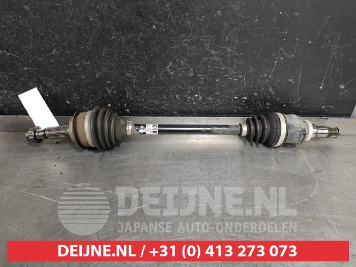 Front drive shaft, left from a Toyota Yaris III (P13) 1.0 12V VVT-i 2020