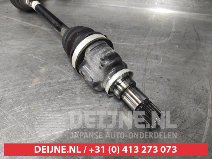 Front drive shaft, left from a Toyota Yaris III (P13) 1.0 12V VVT-i 2020
