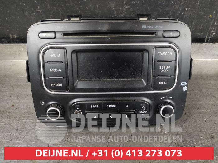 Używane Radio Kia Carens IV (RP) 1.6 GDI 16V Cena € 150,00 Procedura marży oferowane przez V.Deijne Jap.Auto-onderdelen BV